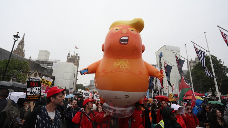 Un ballon géant représentant le président américain Donald Trump flotte au-dessus des manifestants anti-Trump devant les Chambres du Parlement à Londres le 4 juin 2019.