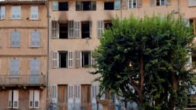 La façade calcinée d'un immeuble après un incendie qui a fait trois morts dans le centre historique de Grasse, le 13 août 2023