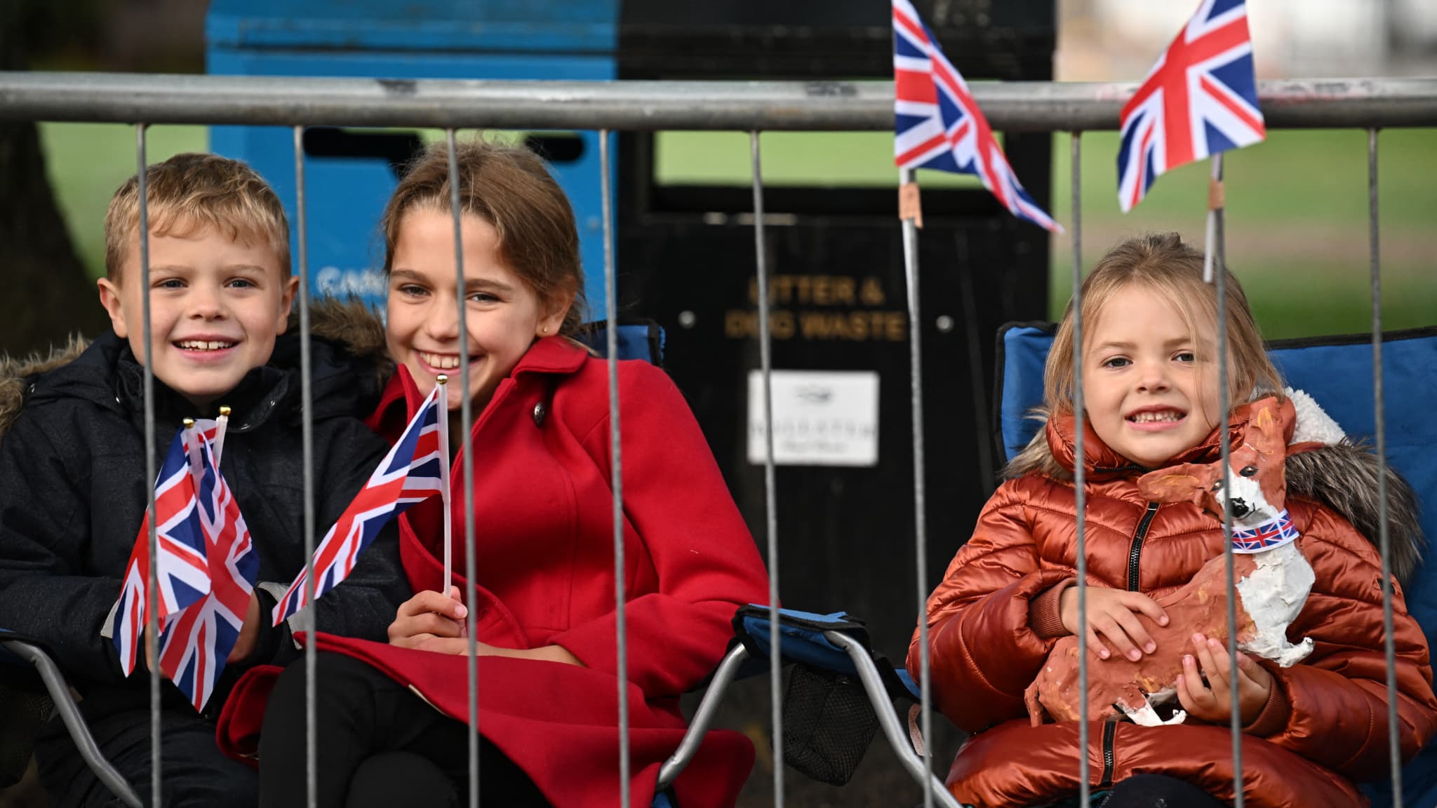 Des enfants attendent le passage du cercueil de la reine Elizabeth II, à Ballater, en Écosse, le 11 septembre 2022
