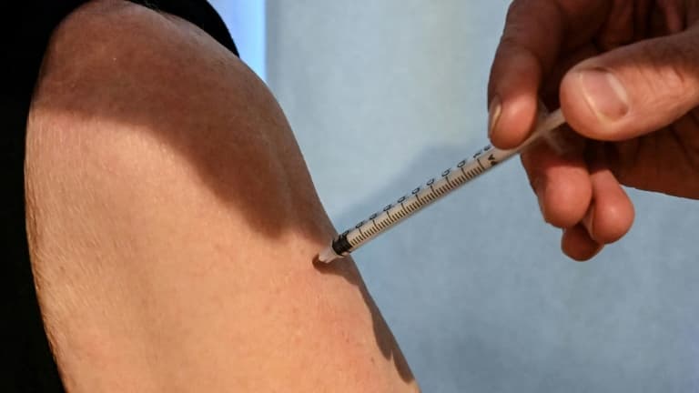 Une injection de vaccin.