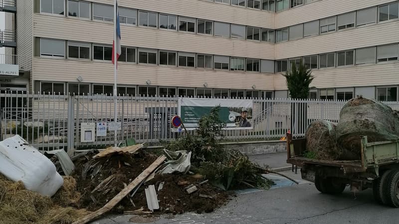 200 agriculteurs et une trentaine de tracteurs se sont rassemblés ce vendredi devant la préfecture à Gap