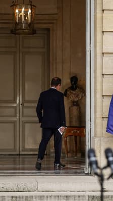  "Arrêtons la politique pendant un an et demi !" 
