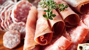 Les produits carnés transformés comme la charcuterie font référence à la viande qui a été transformée pour rehausser sa saveur ou améliorer sa conservation. 