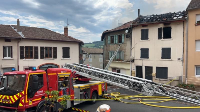 Rhône: quatre bâtiments en feu à Grandris, près de 900 m2 détruits par les flammes