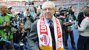 Jacques Delors avec une écharpe du Losc, à Saint-Denis le 14 mai 2011
