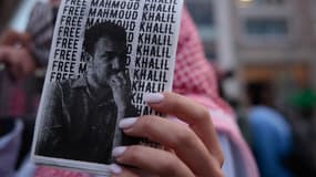 Une manifestante tenant un message appelant à la libération de Mahmoud Khalil le 15 mai 2025 à New York. (Photo d'archive)