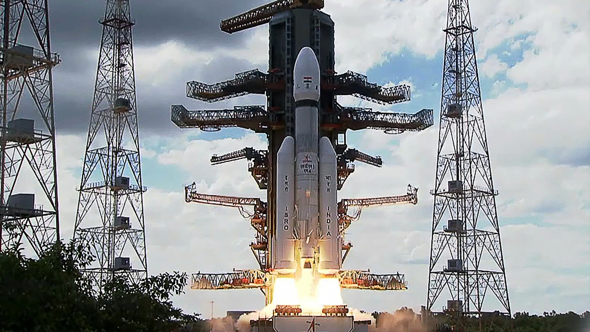 Cette capture d'écran réalisée à partir d'une séquence vidéo de l'ISRO via AFPTV prise le 14 juillet 2023 montre une fusée de l'Organisation indienne de recherche spatiale (ISRO) transportant le vaisseau spatial Chandrayaan-3 décollant du Centre spatial Satish Dhawan à Sriharikota, dans l'État de l'Andhra Pradesh, dans le sud du pays. Cette capture d'écran réalisée à partir d'une séquence vidéo de l'ISRO via AFPTV prise le 14 juillet 2023 montre une fusée de l'Organisation indienne de recherche spatiale (ISRO) transportant le vaisseau spatial Chandrayaan-3 décollant du Centre spatial Satish Dhawan à Sriharikota, dans l'État de l'Andhra Pradesh, dans le sud du pays.
