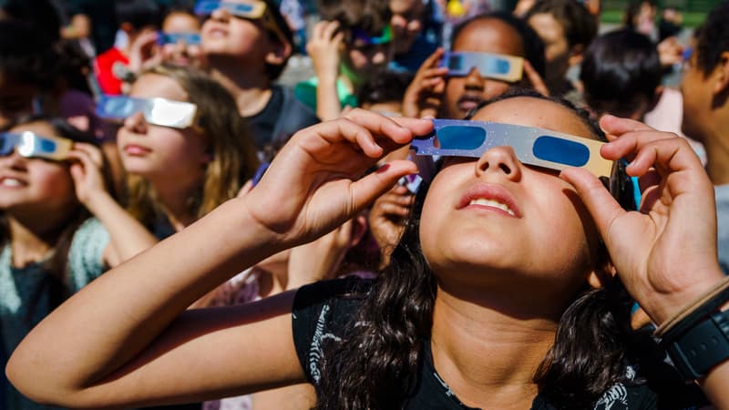 Des enfants observant une éclipse, aux Pays-Bas en juin 2021.