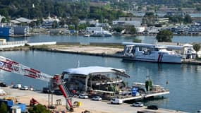 "Canua Island", une plage flottante privée, amarrée dans le port de la Seyne-sur-Mer le 23 mai 2023