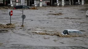 Une voiture submergée par les inondations à Givors le 17 octobre 2024