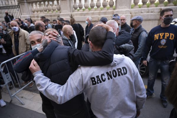 Des policiers réagissent après le verdict dans l'affaire de la Bac Nord, devant le tribunal de Marseille, le 22 avril 2021.