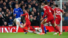 Le tacle très dangereux de James Tarkowski sur Alexis Mac Allister lors de Liverpool-Everton (1-0, Premier League), le 2 avril 2025