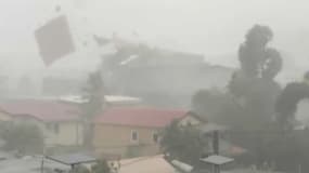 Un morceau de toit s'envole sous l'effet des rafales de vent causées par l'ouragan Chido, le 14 décembre à 2024 à Mayotte.