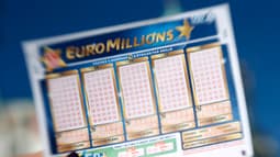Une personne tient un billet de loterie Euromillions le 14 novembre 2012 à Nice (France). (Photo d'illustration)