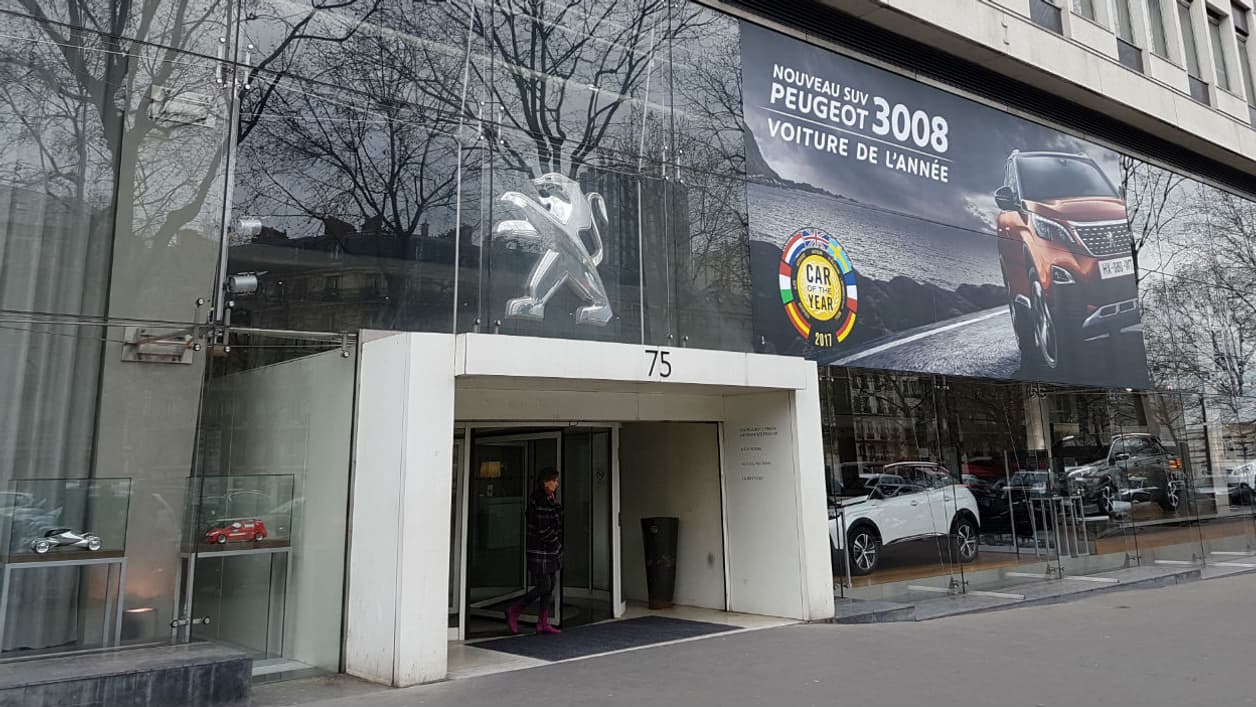 Au siège-showroom parisien de Peugeot, on affiche fièrement le titre de voiture de l'année 2017. Au siège-showroom parisien de Peugeot, on affiche fièrement le titre de voiture de l'année 2017.