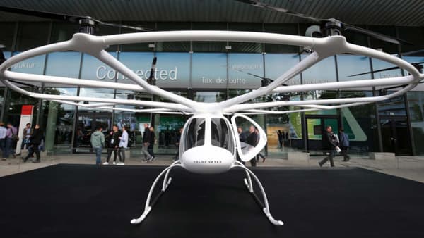 Daimler a investi dans la start-up Volocopter et dévoile le VS200, un mélange de drone et d'hélicoptère électrique biplace.