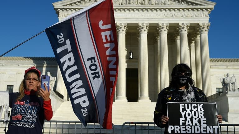 Partisans et opposants du président Donald Trump devant la Cour suprême des Etats-Unis à Washington le 27 octobre 2020
