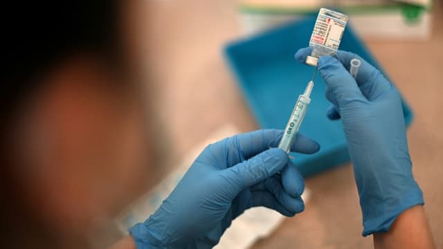 Préparation d'une dose de vaccin Moderna contre le Covid-19 le 4 décembre 2021 à Londres