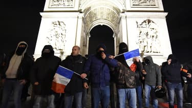 Les policiers se sont réunis sous l'Arc de Triomphe.