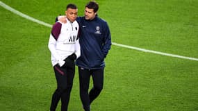 Kylian Mbappé en discussion avec Mauricio Pochettino avant Barça-PSG