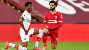 Nathan Tella et Mohamed Salah avec un genou à terre, mai 2021