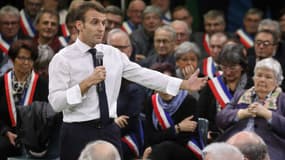 Emmanuel Macron devant des maires, dans le cadre du Grand débat national, le 15 janvier 2019 en Normandie.