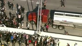 Un camion a forcé le passage parmi des manifestants contre les violences policières à Minneapolis (États-Unis), le 31 mai 2020, après la mort de George Floyd aux mains de la police.