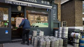 Des livraisons arrivent dans un pub de Walthamstow, au nord de Londres, le 6 avril 2021.
