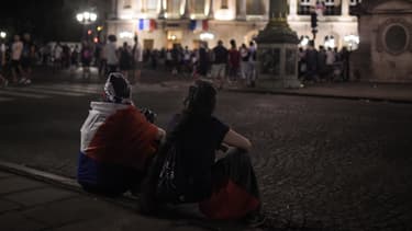 Des supporters français attendant en vain l'équipe de France au Crillon, à Paris, lundi.