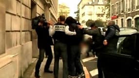 le principal suspect Mickaël Baehrel escorté par la police