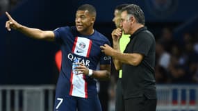 Kylian Mbappé en train de discuter avec Christophe Galtier pendant un match du PSG