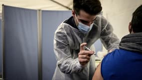 Un homme reçoit une dose de vaccin anti-Covid Pfizer-BioNTech au centre de vaccination Gerland à Lyon, le 27 novembre 2021