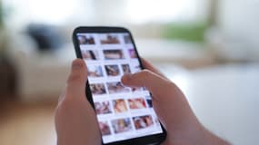 Un jeune homme consulte un site pornographique sur son smartphone (scène reconstituée). De plus en plus de femmes et de jeunes filles sont victimes de la pornographie truquée (deepfake). 