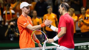 Botic Van de Zandschulp salue Rafael Nadal à l'issue du dernier match de la carrière de l'Espagnol (6-4, 6-4, Coupe Davis), le 19 novembre 2024