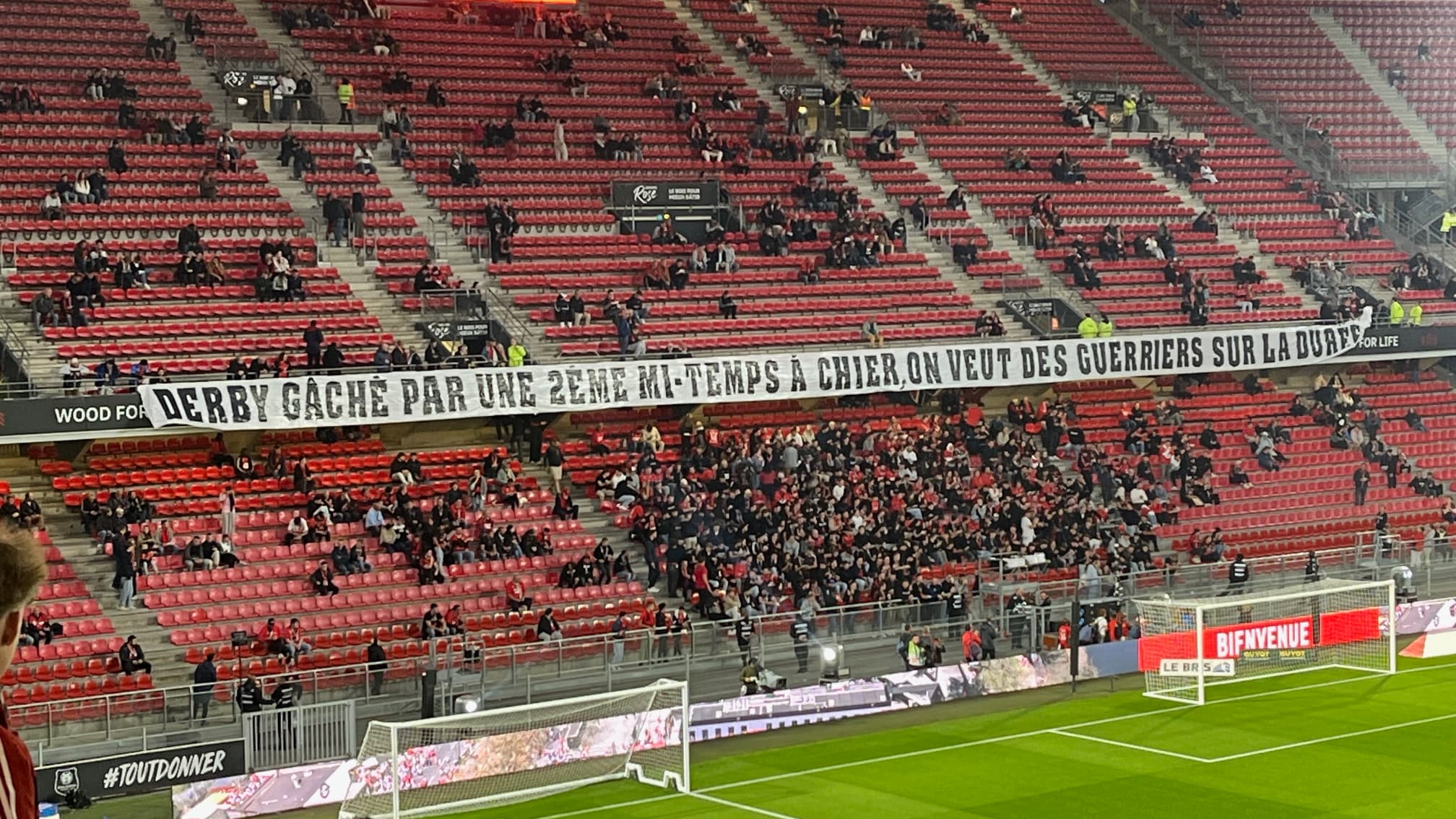 Banderole sorti par le Kop avant Rennes-Lens après le 2-2 alors que Rennes menait 2-0 à la pause. 