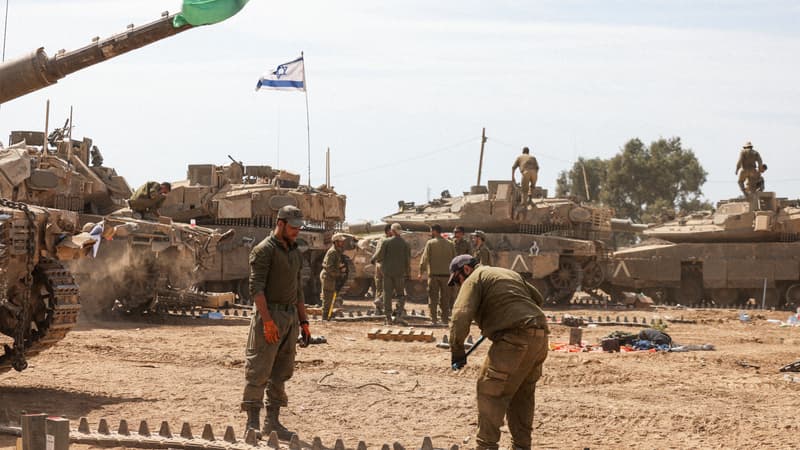 Des soldats israéliens préparent leurs chars dans un camp militaire près de la frontière israélienne avec la bande de Gaza, le 8 avril 2024. 