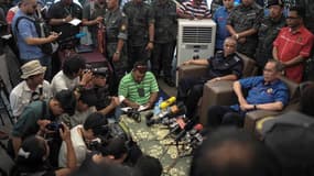 Le vice-ministre des Affaires intérieures thaïlandais Wan Junaidi Tuanku Jaafar tient une conférence de presse après que le gouvernement a annoncé la découverte de camps et de fosses communes (mai 2015)