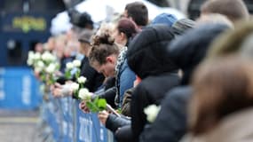 Des personnes rassemblées devant la mairie d'Arras pour suivre sur un écran géant les funérailles de l'enseignant Dominique Bernard, le 19 octobre 2023