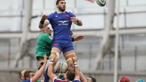 Le troisième ligne Charles Ollivon (c) s'apprête à attraper le ballon lors du match du Tournoi des six Nations face aux Irlandais, à Dublin, le 14 février 2021