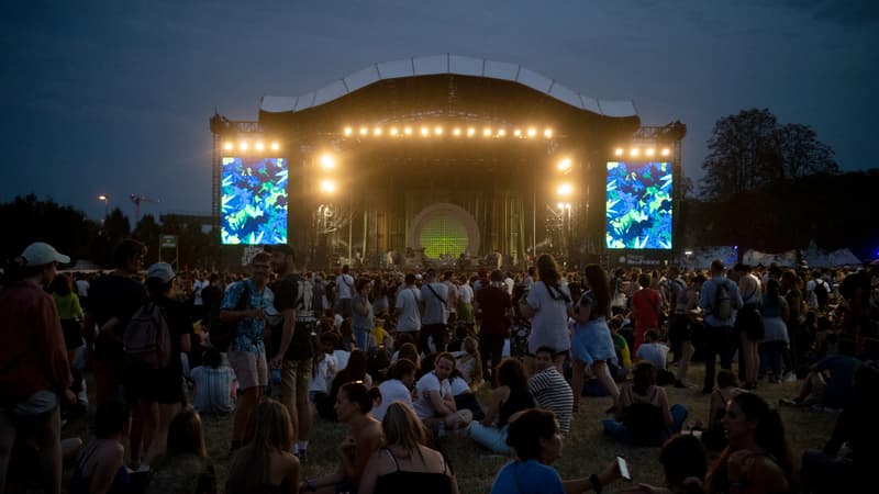 Le public devant la scène principale du festival Rock en Seine à Saint-Cloud le 25 août 2022.