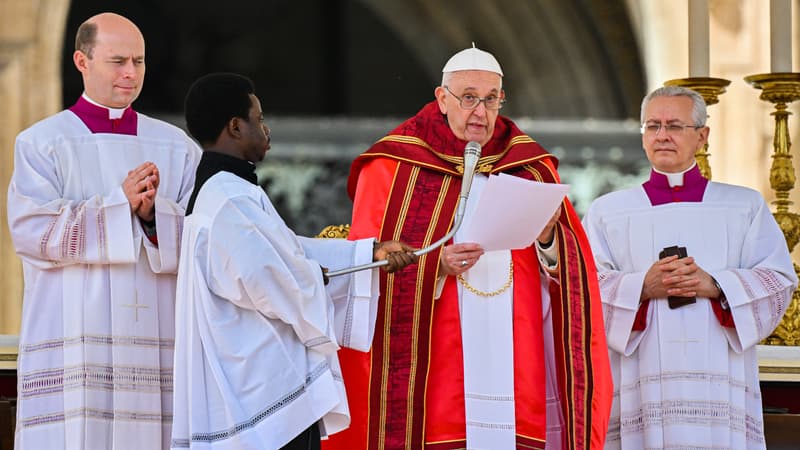 Tout juste sorti de l'hôpital, le pape remercie les fidèles pendant la messe des Rameaux