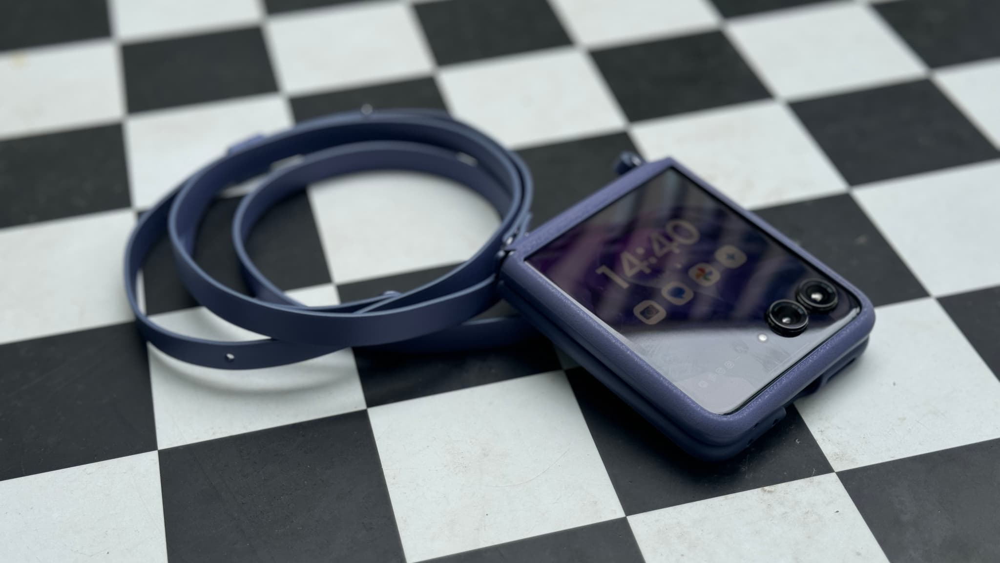 Le Motorola Razr 50 Ultra est fourni avec une coque et une lanière