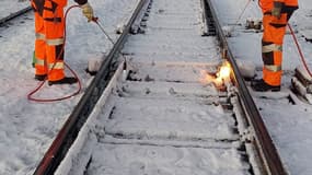 Agents de SNCF Réseau en train de réchauffer un appareil de voie bloqué par le gel à Nantes