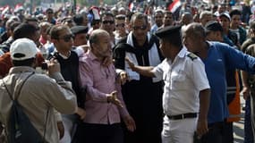 Un policier arrête un homme lors d'une manifestation à l'occasion de l'anniversaire de la guerre israélo-arabe de 1973 au Caire en Egypte le 6 octobre 2013.