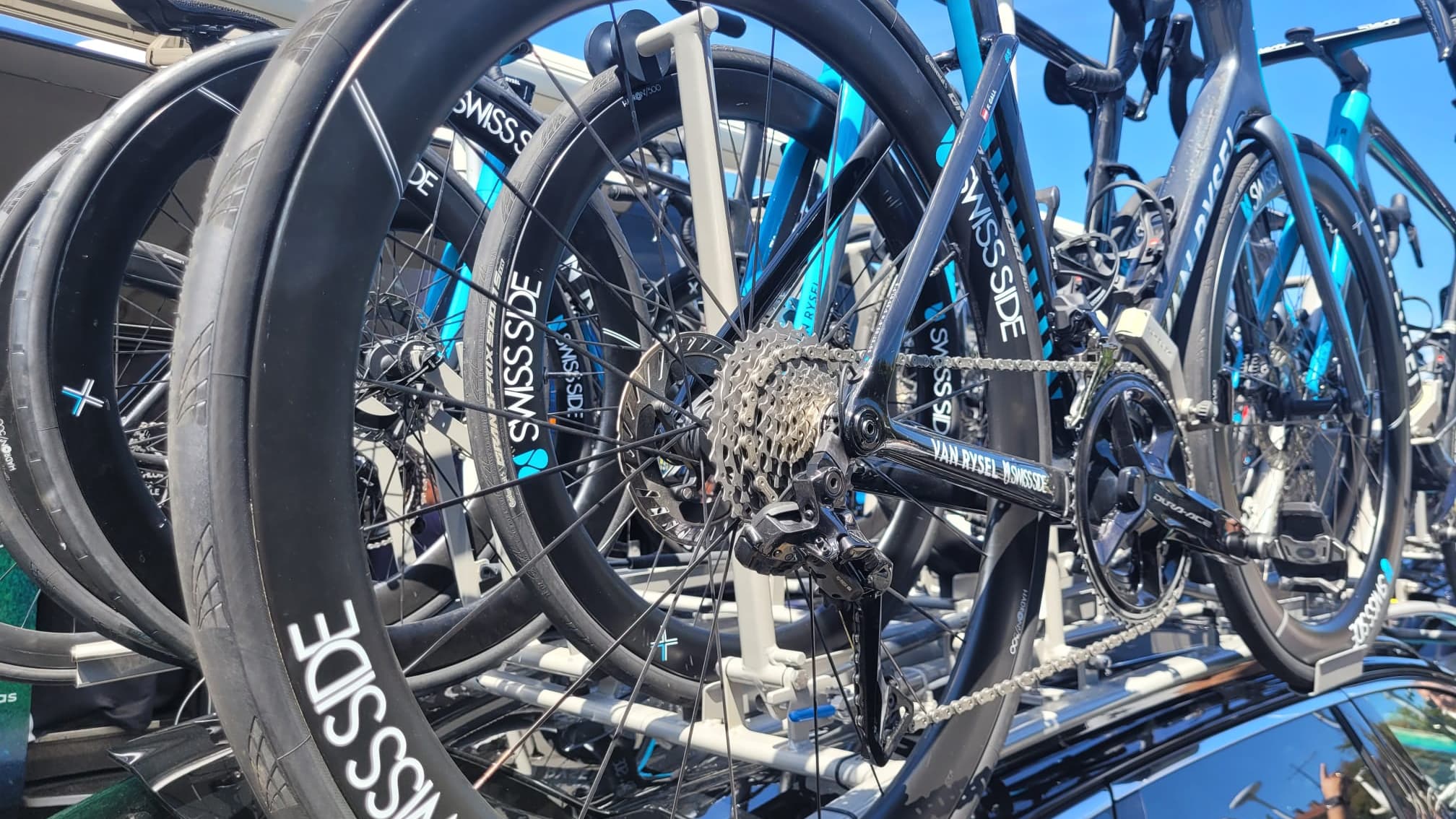 Les pneus Continental montés sur les vélos Van Rysel de l'équipe Décathlon AG2R la Mondiale, sur le Tour de France 2024
