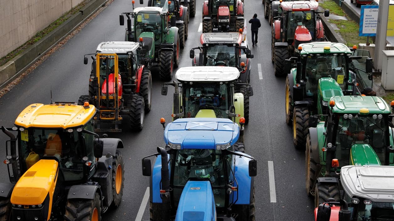 Des tracteurs sur le périphérique parisien le 27 novembre 2019, lors d'une manifestation Des tracteurs sur le périphérique parisien le 27 novembre 2019, lors d'une manifestation