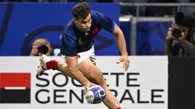 L'ailier des Bleus Damian Penaud inscrit un essai face à l'Italie