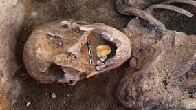 Une momie de 2000 ans avec une amulette en feuille d'or dans la bouche a été découverte au temple Taposiris Magna dans l'ouest d'Alexandrie, le 29 janvier 2021.