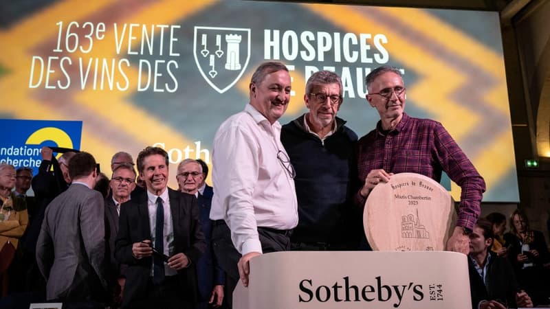 Michel Cymes et Thierry Lhermitte posant avec le lot principal de la 163e édition des enchères des Hospices de Beaune, le 19 novembre 2023.
