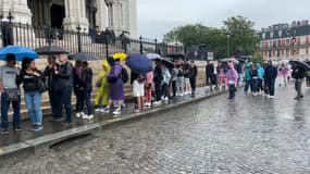 Des touristes devant le Sacré-Cœur à Paris